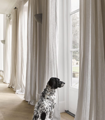 beige gordijnen woonkamer hoge ramen