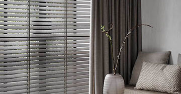 Nieuw huis? Denk eerder aan de raamdecoratie! Toppoint Gordijn Cosa En Silva Houten Jaloezie Abachi 1333