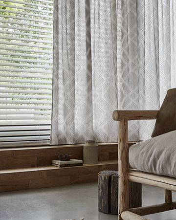 Natuurlijke uitstraling met houten jaloezieën - 160711A-34579 Toppoint gordijn Canna Silva houten jaloezie 9010 Basswood