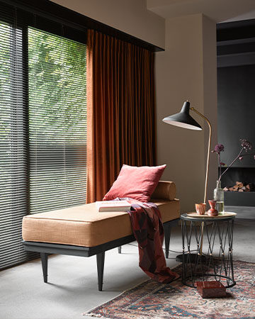 Een koel huis in de zomer Toppoint Scala aluminium jaloezie met gordijn Madee
