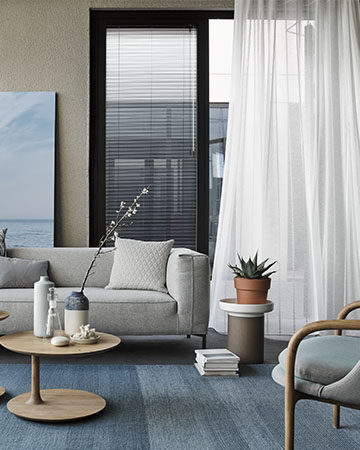 Een koel huis in de zomer Toppoint gordijn Lucia Scala alu jaloezie 78003 mat
