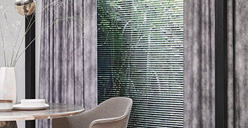 Een koel huis in de zomer Toppoint gordijn Sereno met Scala aluminium jaloezie 25 mm kleur 75801