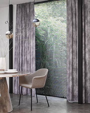 Een koel huis in de zomer Toppoint gordijn Sereno met Scala aluminium jaloezie 25 mm kleur 75801