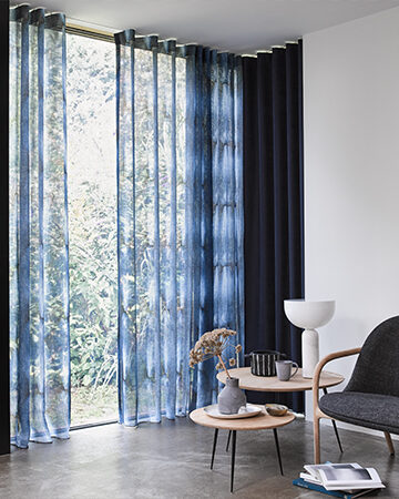 Gekleurde raamdecoratie Toppoint in-between gordijn Blue Leaf en gordijn Cyllene