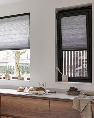 Raamdecoratie voor smalle en kleine ramen Toppoint zwarte EasyClick met Duette 61830 en Duette in breed raam 61830