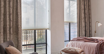 Gevoerde raamdecoratie in de slaapkamer Toppoint gordijn Moriens met Duette®Shades model AO20 in stof 61261