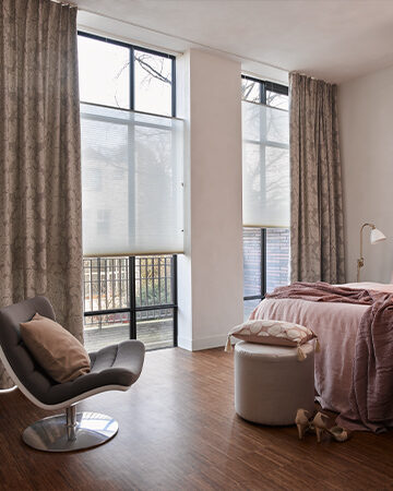 Gevoerde raamdecoratie in de slaapkamer Toppoint gordijn Moriens met Duette®Shades model AO20 in stof 61261