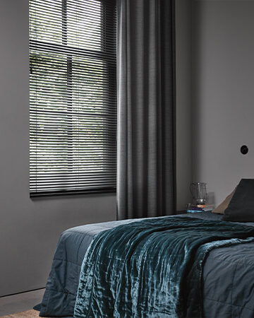 Gevoerde raamdecoratie in de slaapkamer Toppoint gordijn Muze met Scala aluminium jaloezie 25 mm