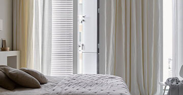 Ibizalook in huis met linnen gordijnen Toppoint Evisa en Evisa voile met jaloezie