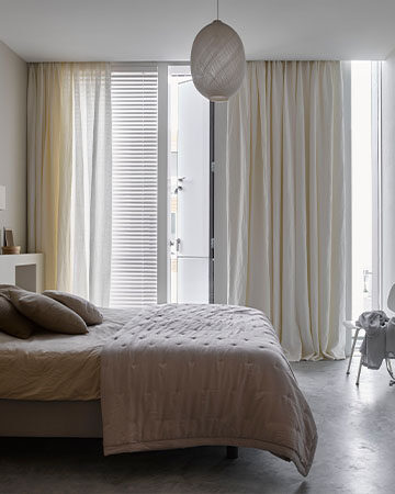 Ibizalook in huis met linnen gordijnen Toppoint Evisa en Evisa voile met jaloezie