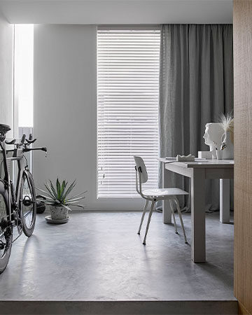 Dubbele raambekleding, dubbele sfeer Toppoint gordijn Evisa Silva houten jaloezieën wit