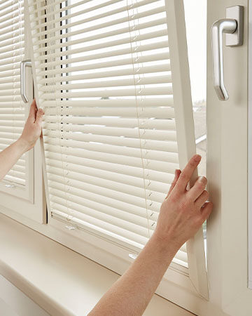 Geschikte raamdecoratie bij draaikiepramen – 4 tips Easyclick 25 mm jaloezie Ral 9001
