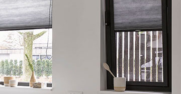 Geschikte raamdecoratie bij draaikiepramen – 4 tips Toppoint zwarte EasyClick met Duette 61830 en Duette in breed raam 61830
