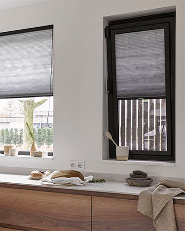 Geschikte raamdecoratie bij draaikiepramen – 4 tips Toppoint zwarte EasyClick met Duette 61830 en Duette in breed raam 61830