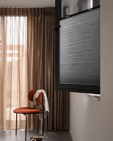 Snel geregeld, monteren zonder boren met EasyClick Toppoint gordijn Basics Brilliant en zwarte EasyClick met Duette 61281