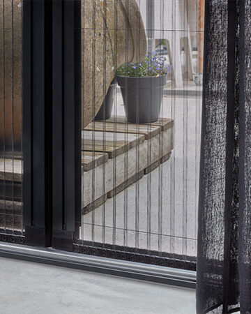 Maak je huis lenteproof met plisséhordeuren_Plissé detail dubbele deur